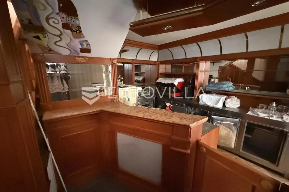 pula, centar, stambeno, poslovni kompleks s dva kvalitetna stana i caffe barom, 272.02 m² - slika 14