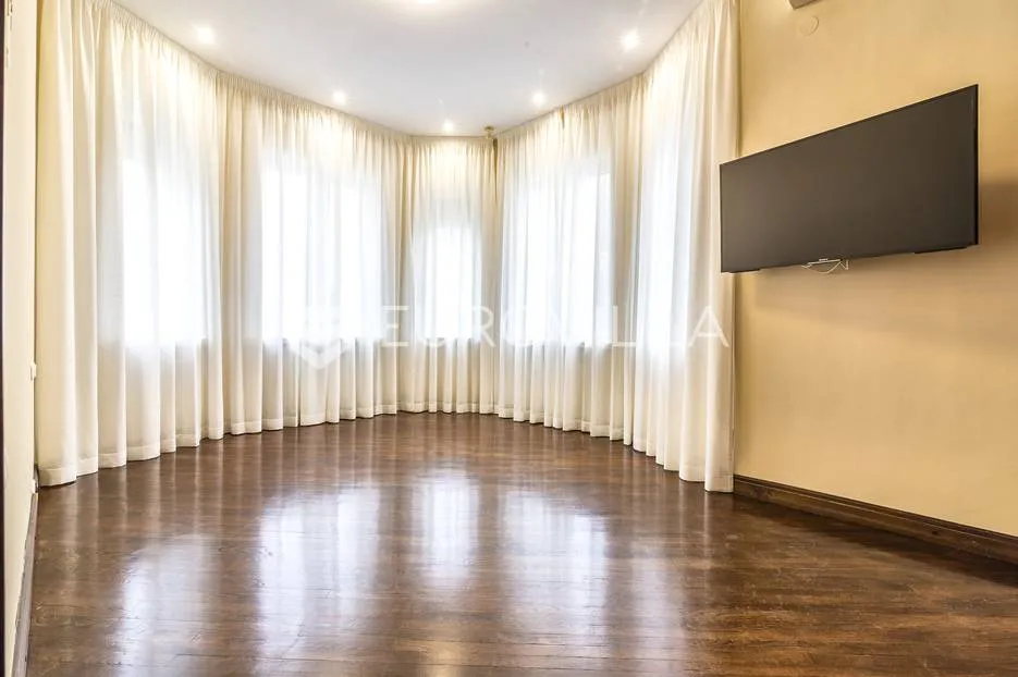 tuškanac luksuzan šesterosoban stan 250m2 s vrtom 600m2 i 2 garaže - slika 8