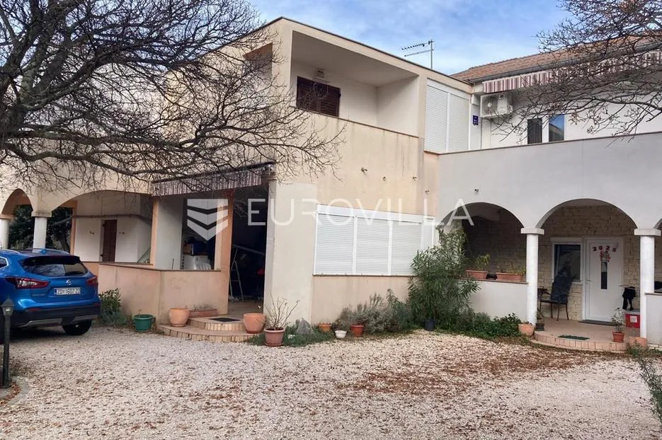 starigrad, tribanj, prostrana kuća s pogledom na more i šest apartmana - slika 4