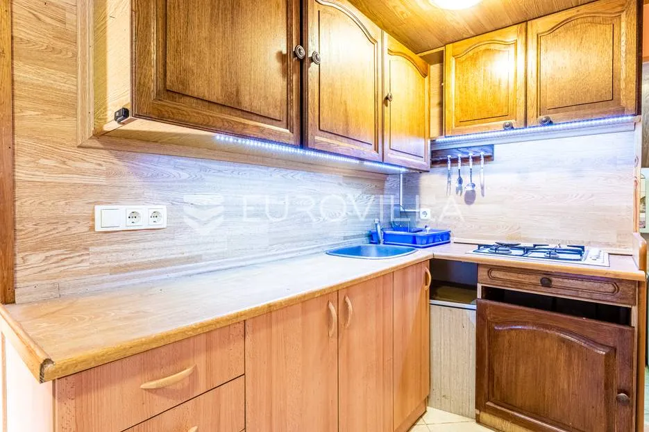 vodice, trosoban stan u blizini mora - slika 14