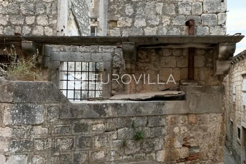 brač, milna, kamena kuća za potpunu renovaciju u centru mjesta - slika 2