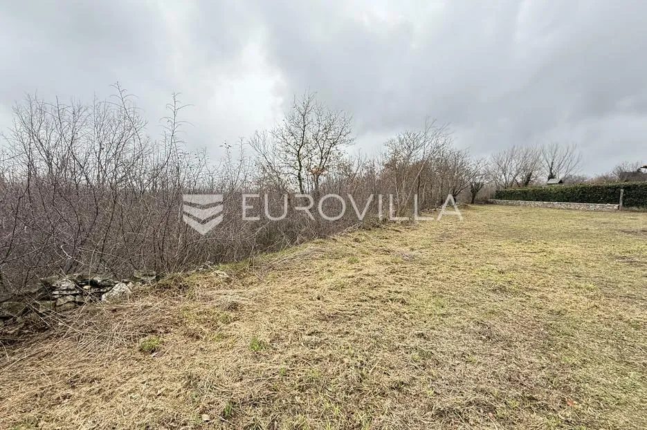 Istra, Smoljanci, građevinsko zemljište 897 m² s ishodovanom dozvolom za kuću, mirna lokacija - Smoljanci, Svetvinčenat