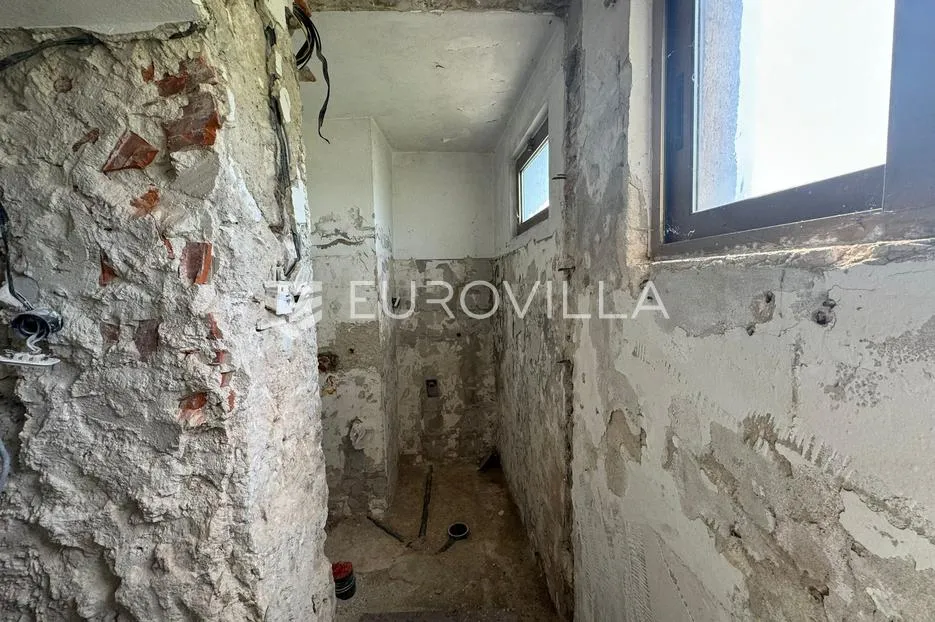 istra, pula, samostojeća kuća u centru s vrtom i garažom - slika 18