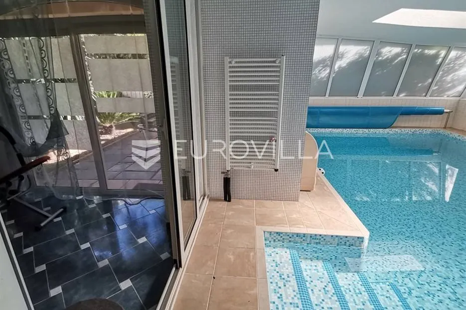 podstrana - prekrasna vila s unutarnjim bazenom - slika 10