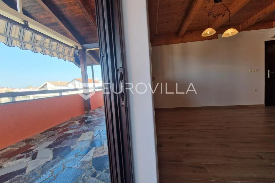 vir, 120 m od plaže, trosobni renovirani apartman s pogledom na more - slika 7