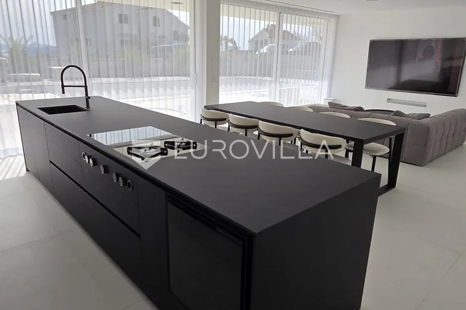 vodice, vrhunski opremljena i namještena luksuzna novoizgrađena vila - slika 4