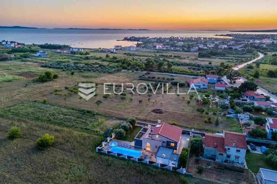 zadar, privlaka, moderna kuća s bazenom i pomoćnim objektom - slika 10
