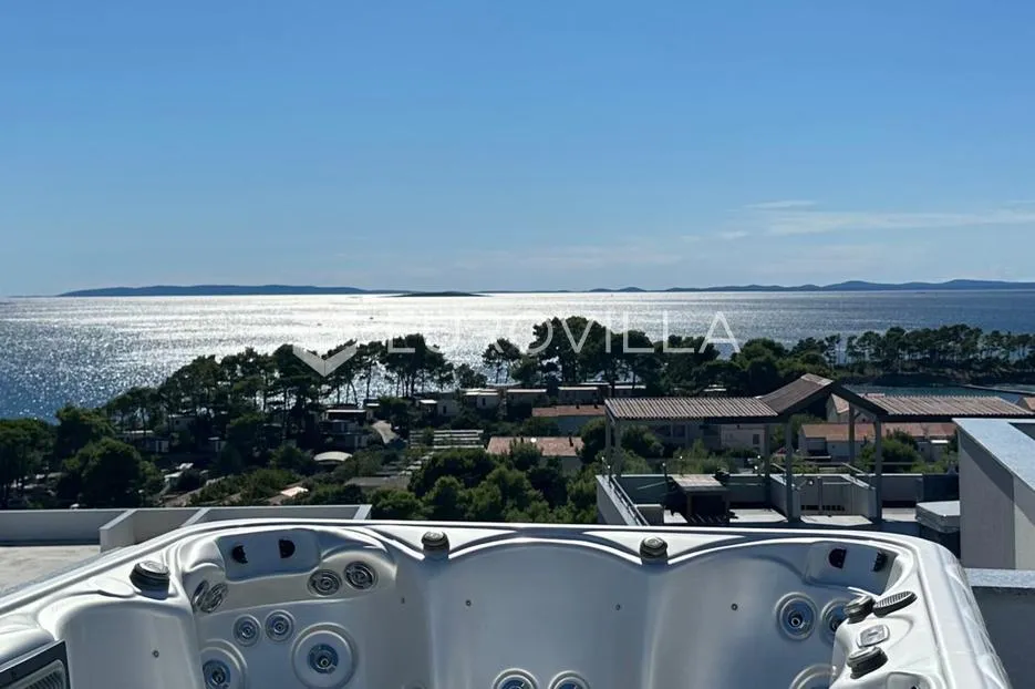 otok rab, banjol, ekskluzivan penthouse s krovnom terasom, jacuzzijem i 360° pogledom - slika 8