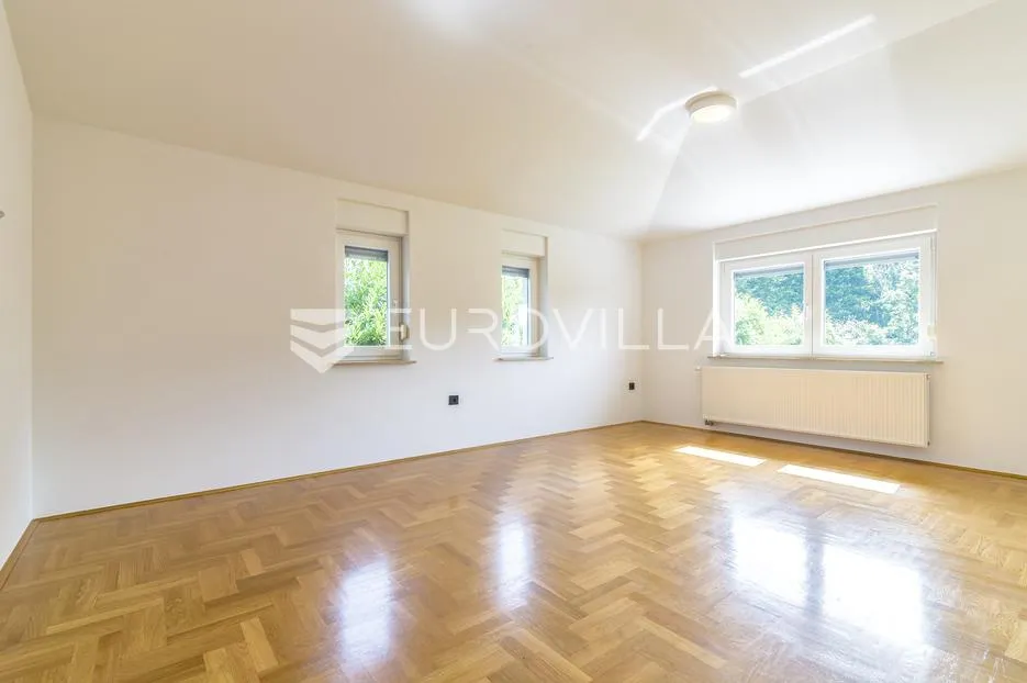 zagreb, šestine, prekrasna kuća s velikim vrtom i bazenom 300 m2 - slika 11