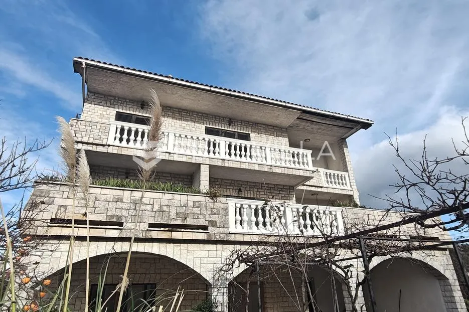 Rijeka, Hosti, obiteljski stan 140 m² u tihom i uređenom naselju blizu škole i vrtića