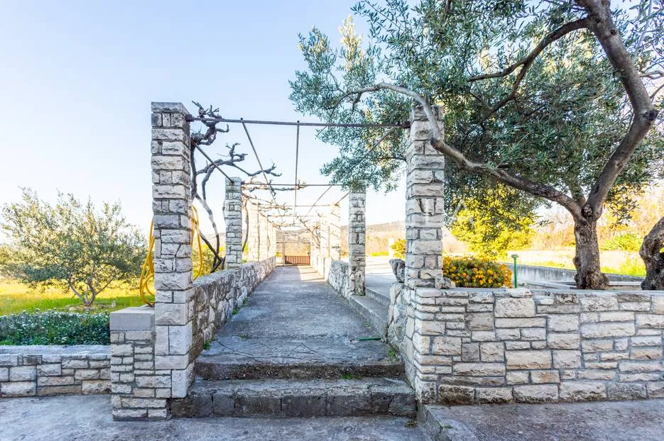 brač, kuća s dvorištem na lijepoj lokaciji - slika 9