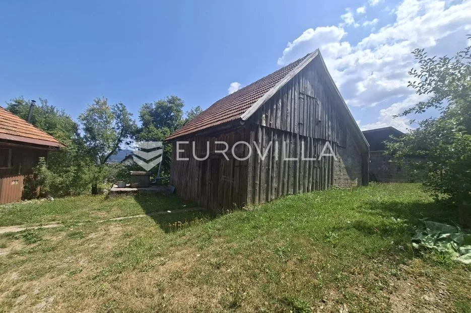 ravna gora, samostojeća kuća s dva pomoćna objekta, garažom i voćnjakom - slika 2
