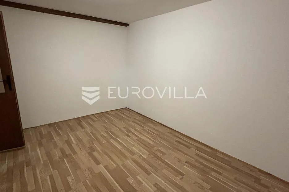 pula, šikići, prostrana kuća s tri etaže - slika 12