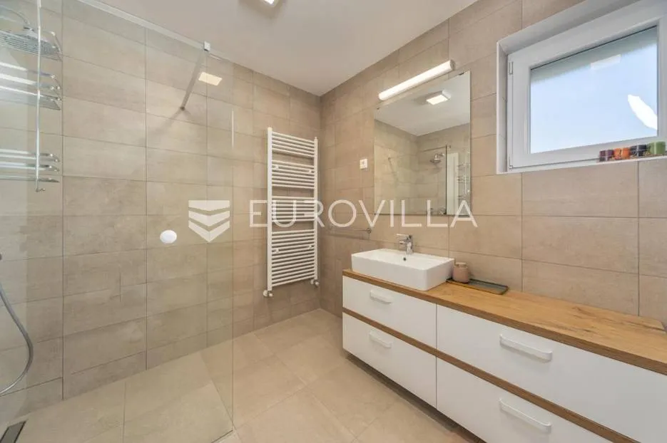 istra, poreč, luksuzna vila 244 m2 s bazenom i velikom uređenom okućnicom, pogled na more - slika 31