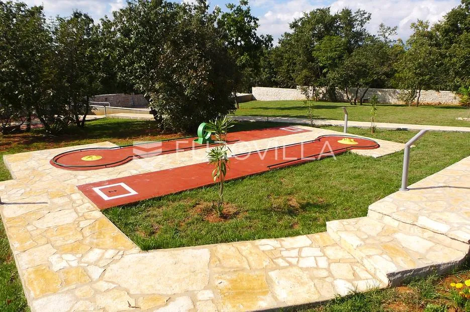 istra, svetvinčenat, 294 m² villa, bazen, jacuzzi te multifunkcionalno igralište na 2000 m² okućnice - slika 32