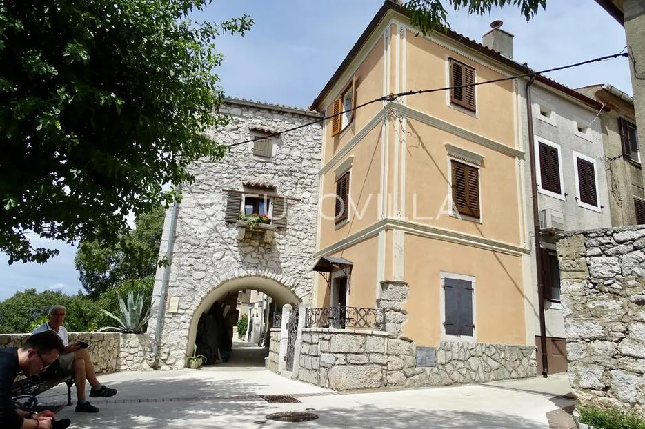 krk, omišalj, adaptirana kamena kuća u nizu s pogledom na more površine 54 m² - slika 36