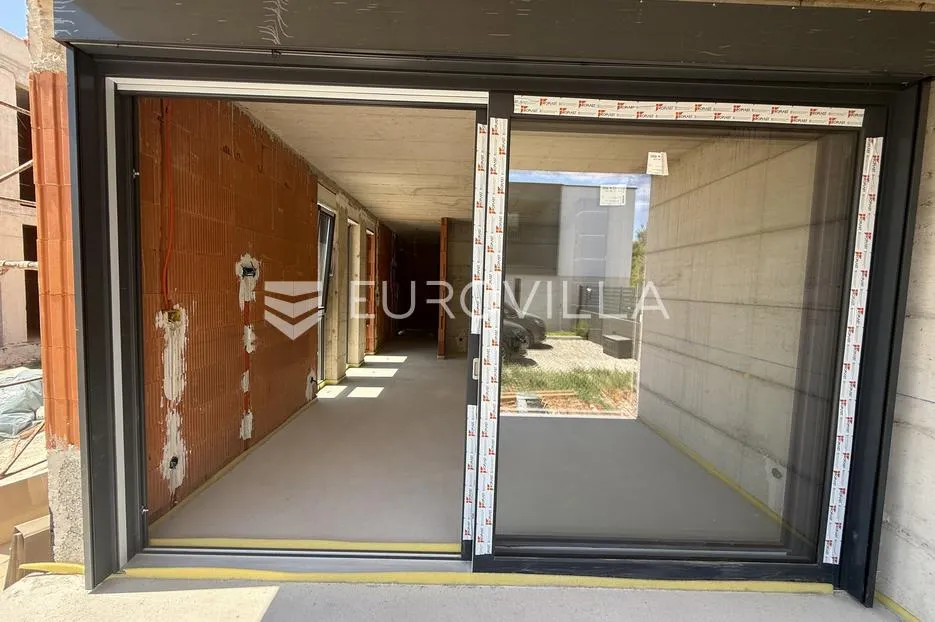 istra, ližnjan, elegantna dvojna novogradnja s vrtom 111 m² - slika 23