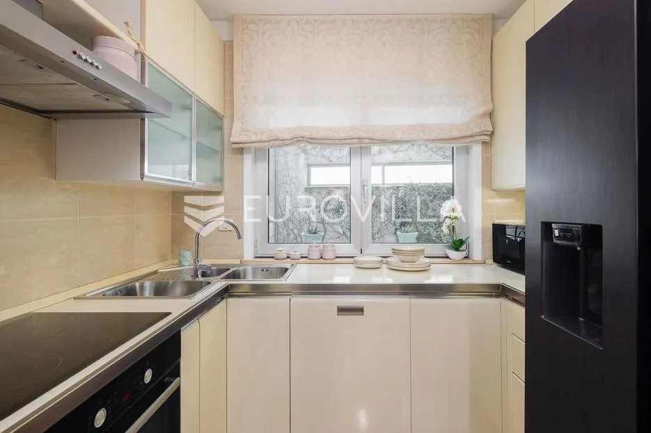 split, firule, luksuzan dvosoban stan 82m2, parking, do 1.6.2026. - slika 2