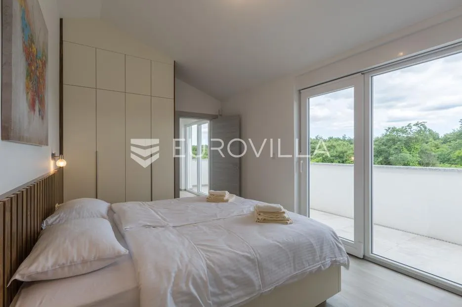 istra, svetvinčenat, moderna samostojeća kuća 155 m² s grijanim bazenom 32 m² - slika 25