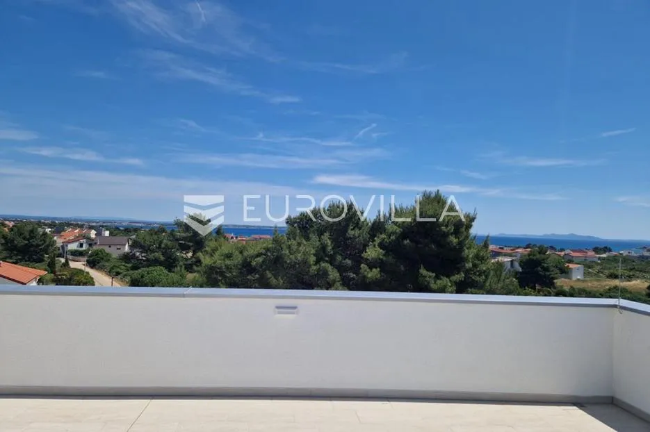 vir, komforan trosoban apartman u centru otoka s pogledom na more i krovnom terasom - slika 8