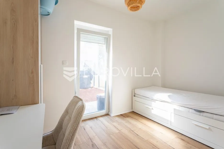 solin, poslovni prostor, uređen kao dvosobni stan, ukupne površine 67 m² - slika 8