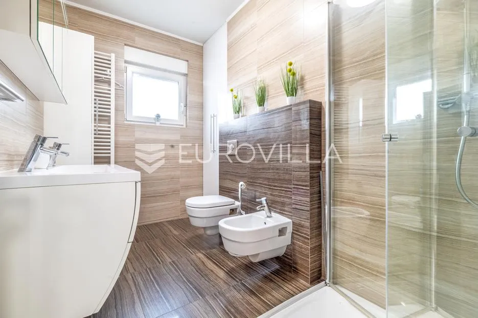 zagreb, dubrava, prekrasna kuća 250 m2, 2 garažna parkirna mjesta - slika 12