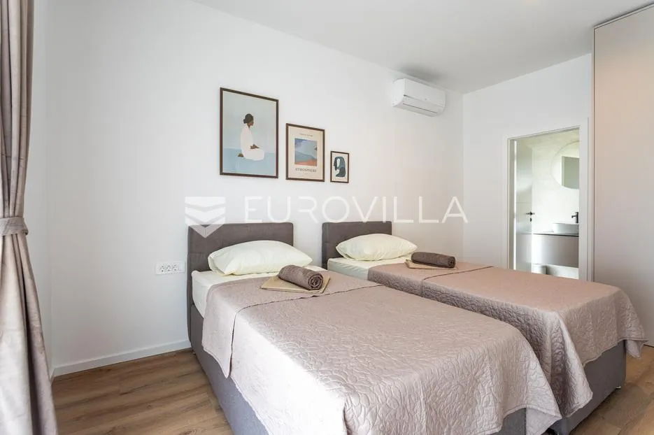 brodarica, moderna vila s bazenom, 283,62 m² - slika 18