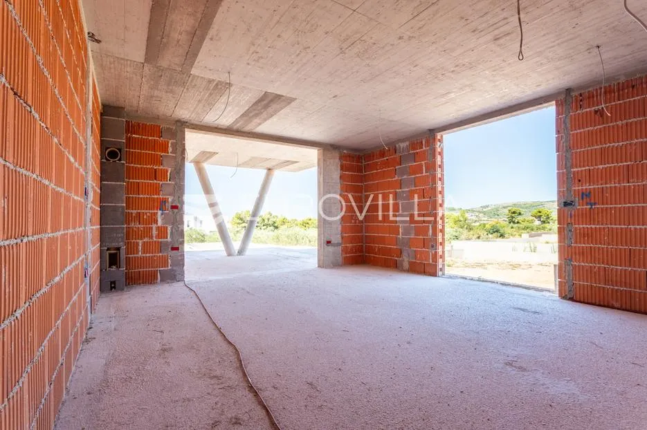 vodice, prostran dvosoban stan s bazenom i dvorištem, 125,91 m² - slika 4