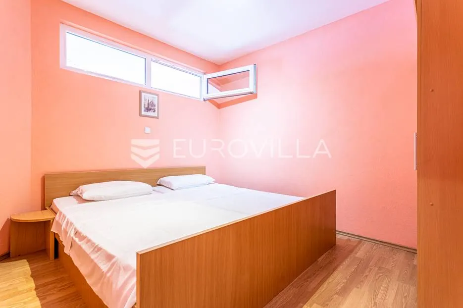omiška rivijera- lokva rogoznica, apartmanska kuća s 8 stanova, udaljena 300 m od mora. - slika 35
