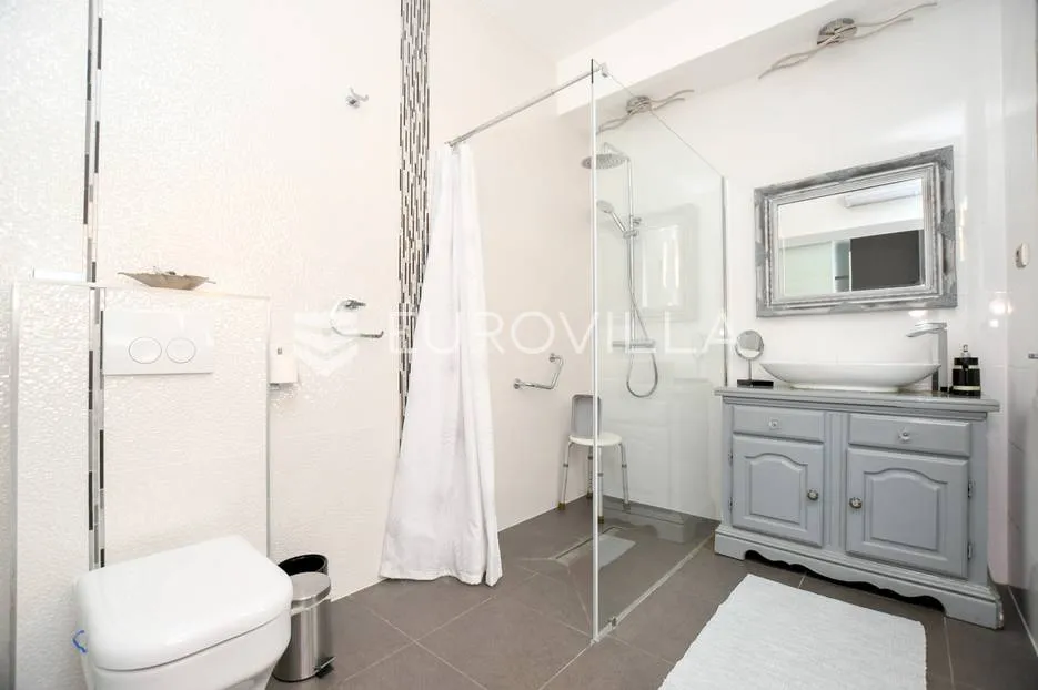 istra, umag, prekrasna kuća s bazenom prvi red do mora 430 m² - slika 20
