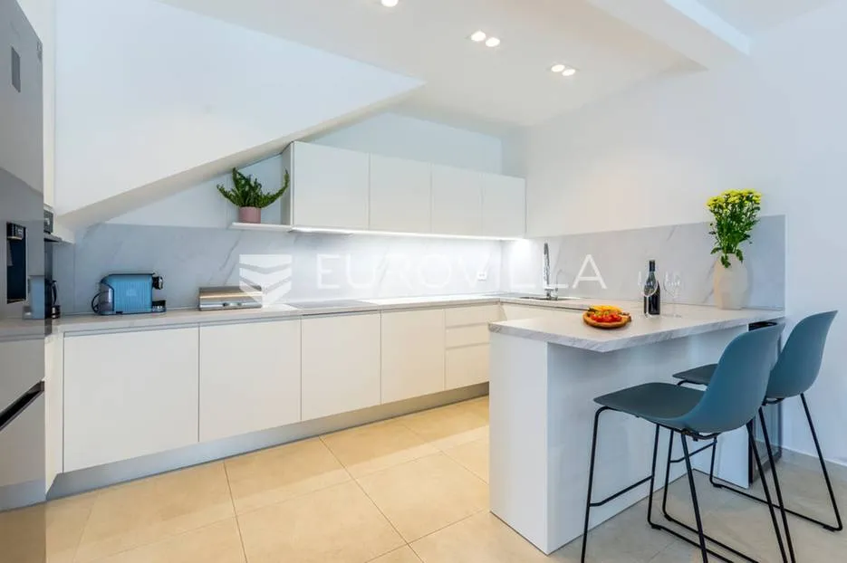 split, žrnovnica, moderna vila s bazenom i panoramskim pogledom smještena na zemljištu od 3740 m² - slika 6