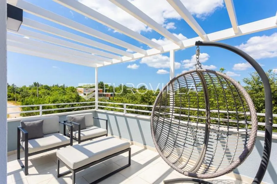 istra, svetvinčenat, moderna i elegantna vila 230 m², na uređenoj okućnici - slika 17