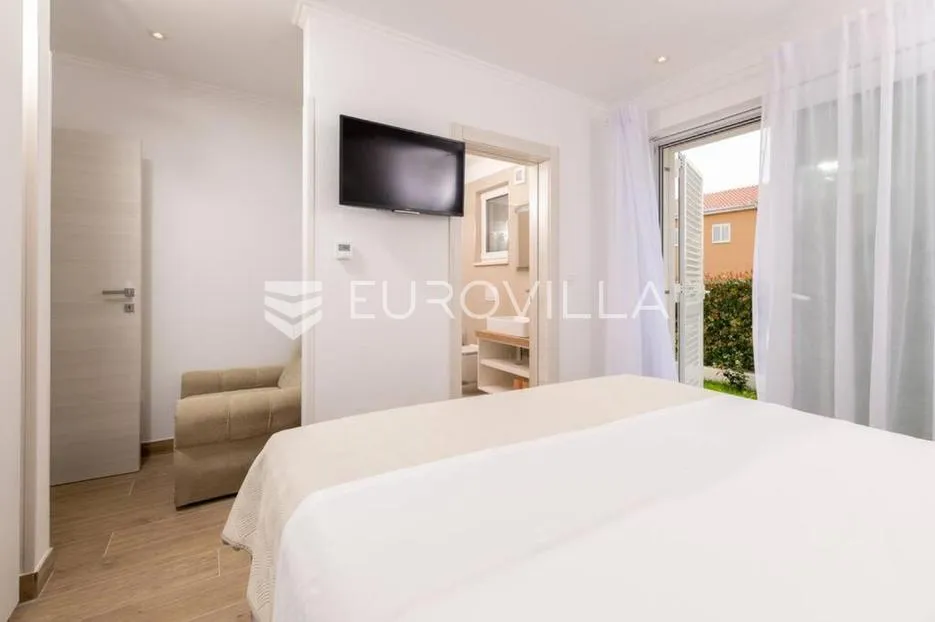 kaštel kambelovac, prekrasna vila s bazenom, treći red od mora - slika 13