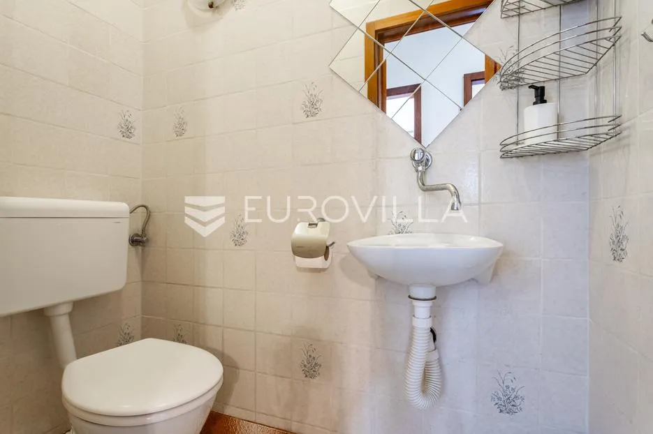 kaštel stari, komforan dvosoban stan u prvom redu do mora - slika 11