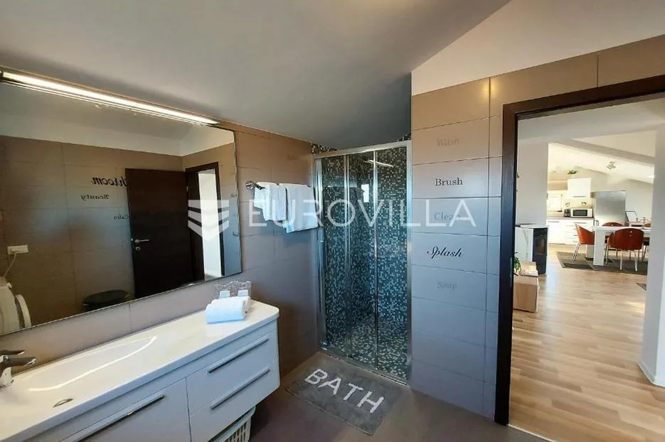 bale, samostojeća kuća s 3 apartmana - slika 24