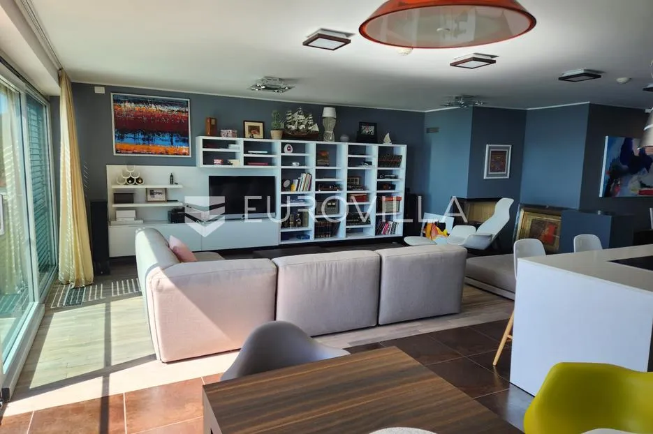 Opatija, ekskluzivan stan na vrhunskoj lokaciji, dvosoban 87 m²,prvi red do mora