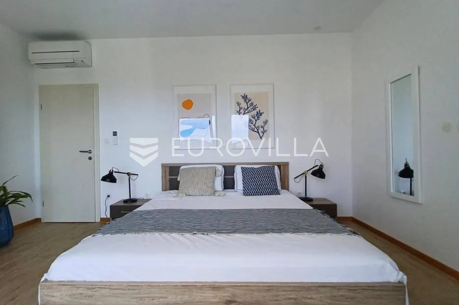 trogir, moderna vila s bazenom - slika 11