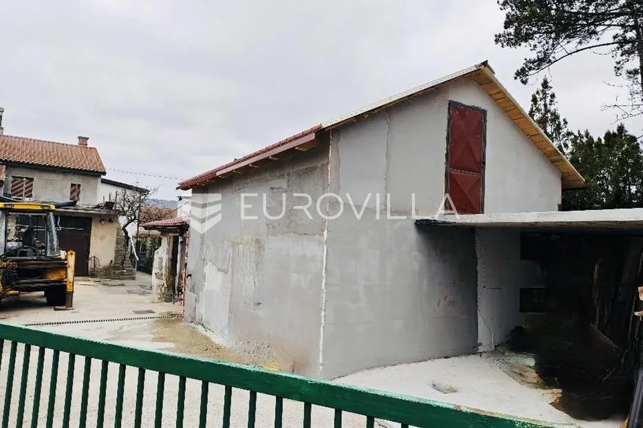 grobnik, dražice, kuća s dva stana 161 m², garažama i prostranom okućnicom - slika 5