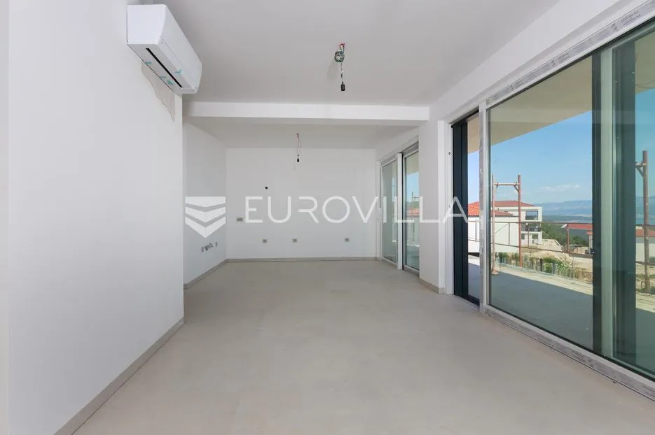 otok krk, vrbnik, moderan stan s pogledom na more, dodatnim studio prostorom i okućnicom - slika 3