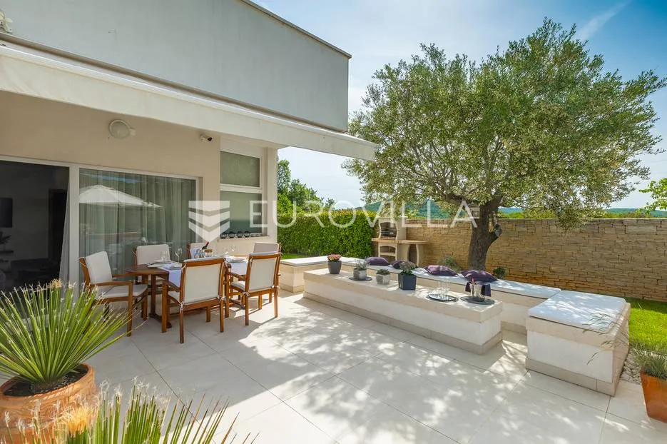rovinj, rovinjsko selo, prekrasna villa s wellnessom i bazenom, 224 m² - slika 11