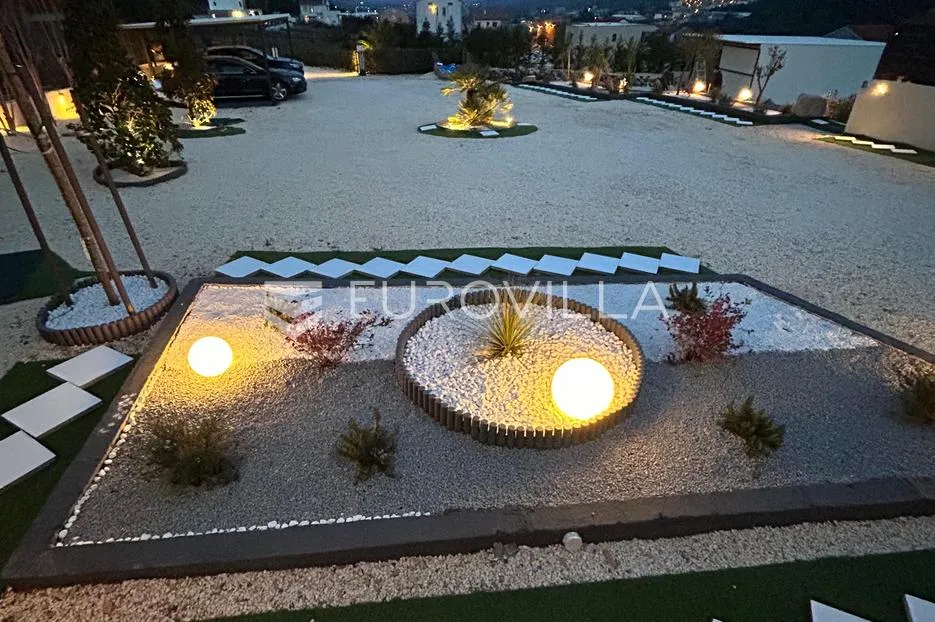 šibenik, bilice, moderna prizemnica s dvorištem - slika 19