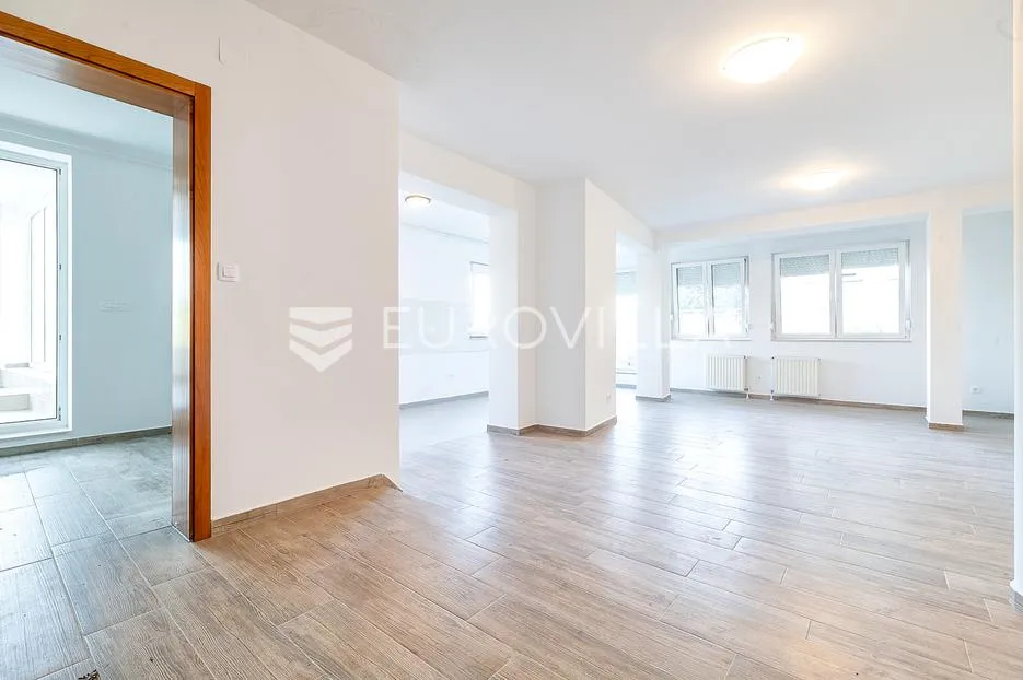 Zagreb, Zelengaj prostrani peterosoban stan 178 m² u visokom prizemlju