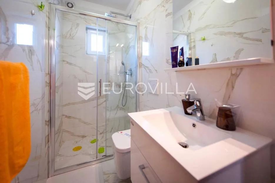 istra, rovinj, kuća 360 m2 s tri stana i zasebnom kućicom, izuzetna lokacija - slika 35