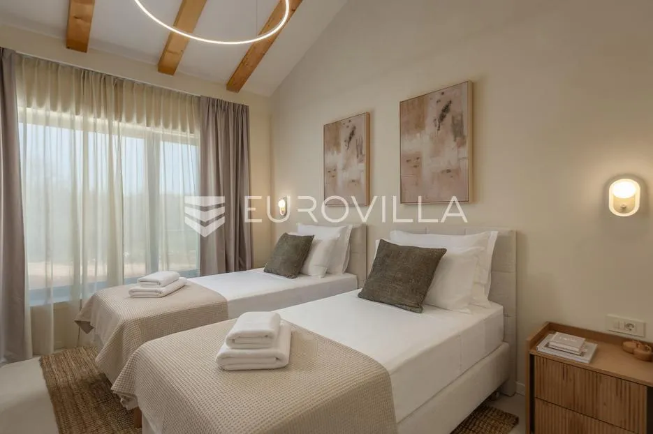 istra, labin, vrhunska moderna villa "e", grijani bazen 48 m², 2642 m² uređene okućnice - slika 34
