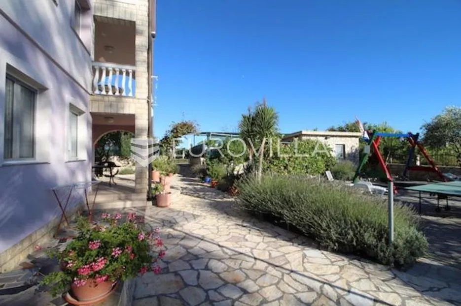 zadar, vrsi, lijepa kuća s apartmanima i vrtom - slika 6