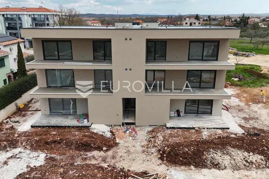 Istra, Poreč, luksuzan stan u prizemlju s 400 m² vrta i pogledom na more - Žbandaj, Poreč