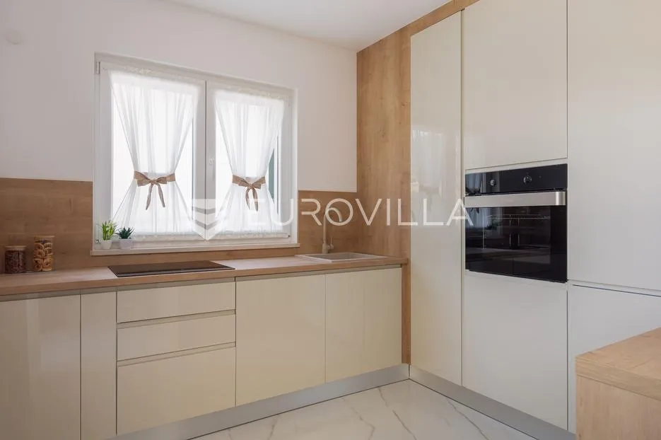 trogir, marina, predivno uređen dvosoban stan prvi red do mora bazen i teretana - slika 6
