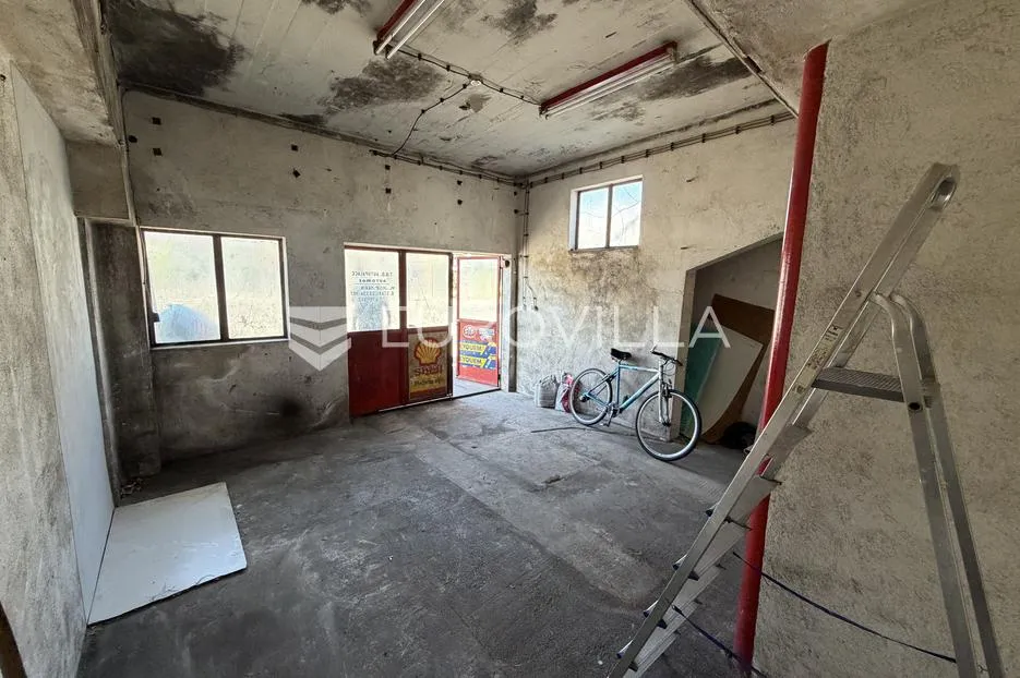 kaštel stari, trosoban stan površine 81.88 m² i poslovni prostor površine 32.65 m² - slika 10