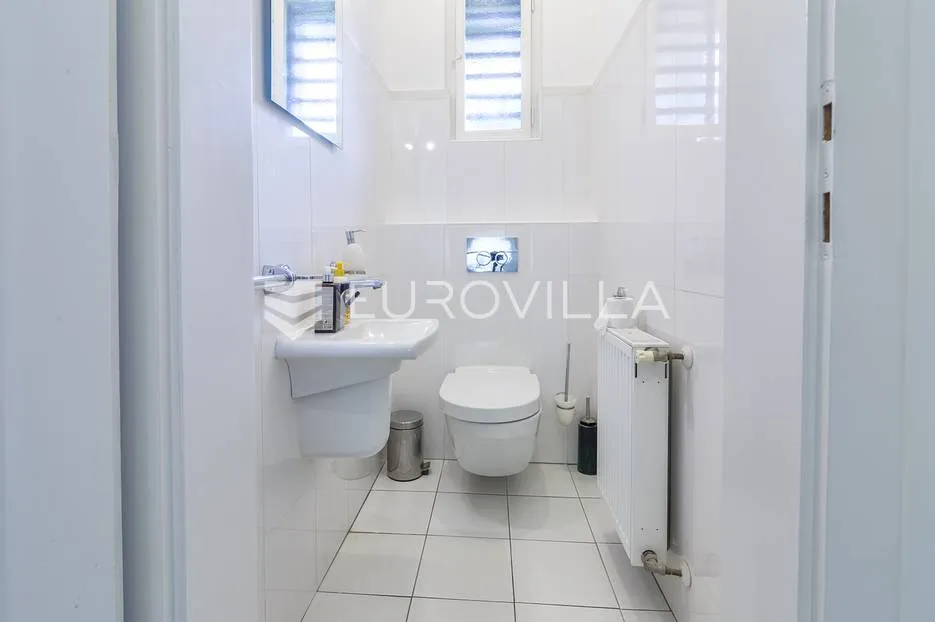 šalata prekrasna renovirana obiteljska vila 400 m² - slika 17