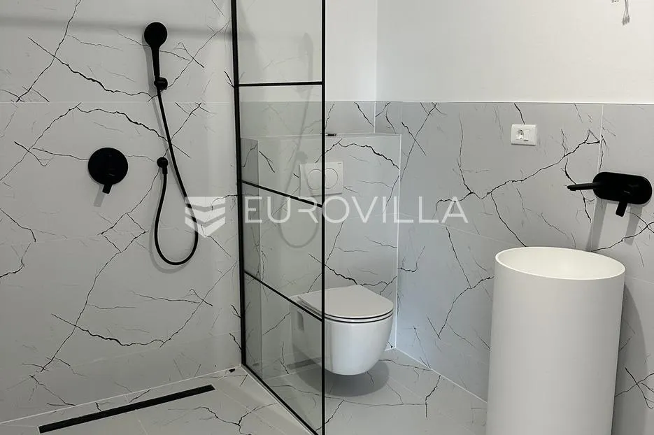 pašman, neviđane, moderna kuća u novogradnji s tri odvojena stana prvi red uz more - slika 13